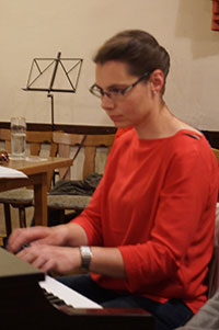 Chorleiterin Johanna Pfaller am Klavier (15 kB)